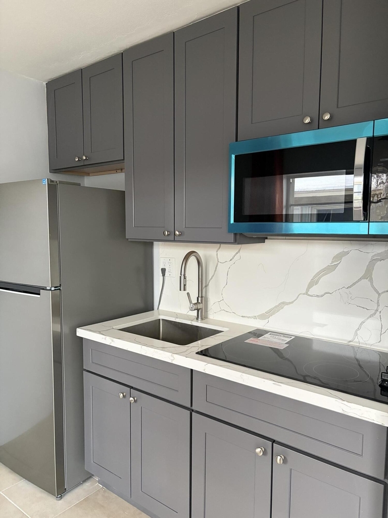 1017 Se 3rd Street - Photo 4