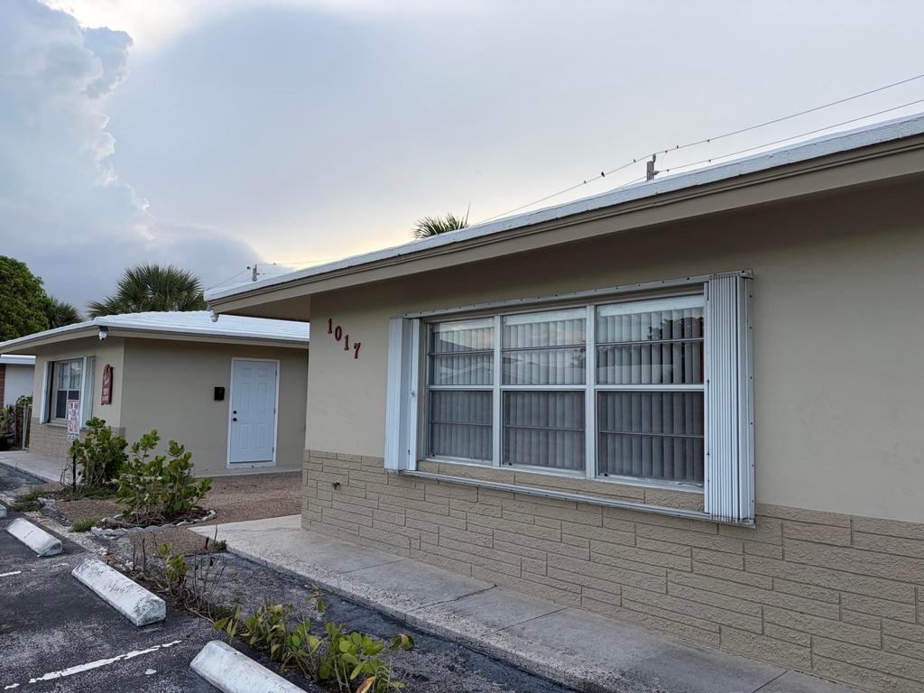 1017 Se 3rd Street - Photo 1