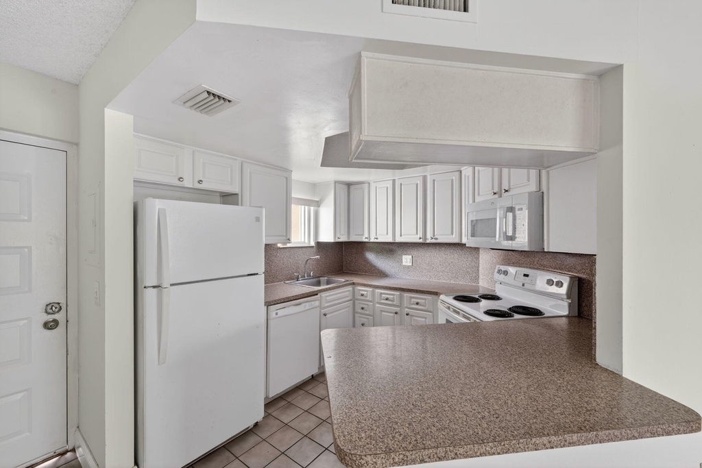 8373 Lake Drive - Photo 3