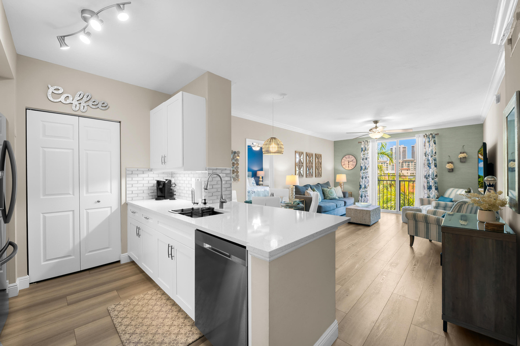 720 S Sapodilla Avenue - Photo 2