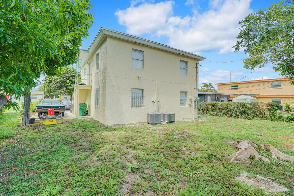 1225 W 10th Street - Photo 11