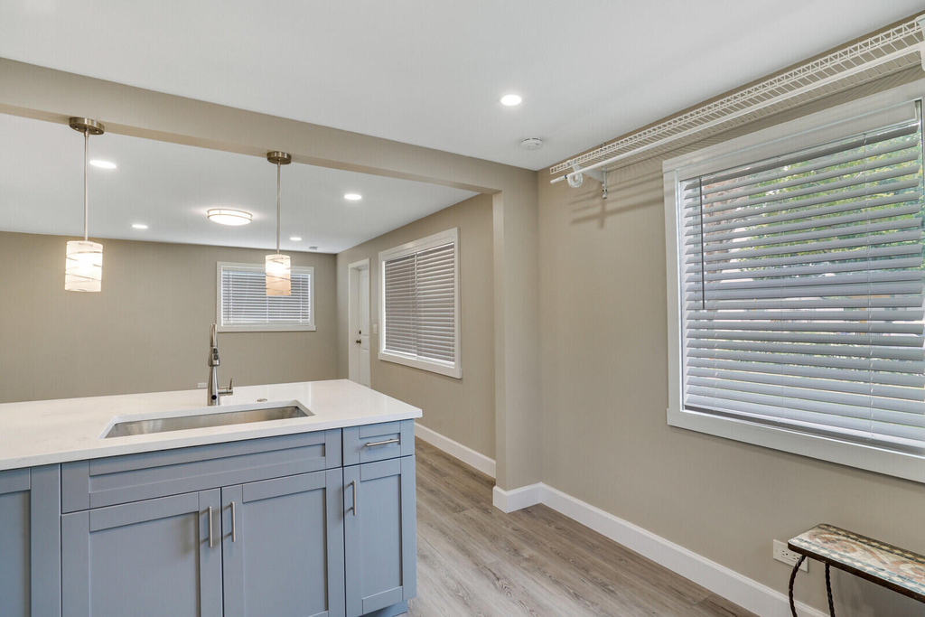 1225 W 10th Street - Photo 6