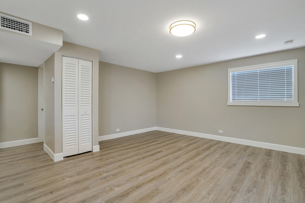 1225 W 10th Street - Photo 2