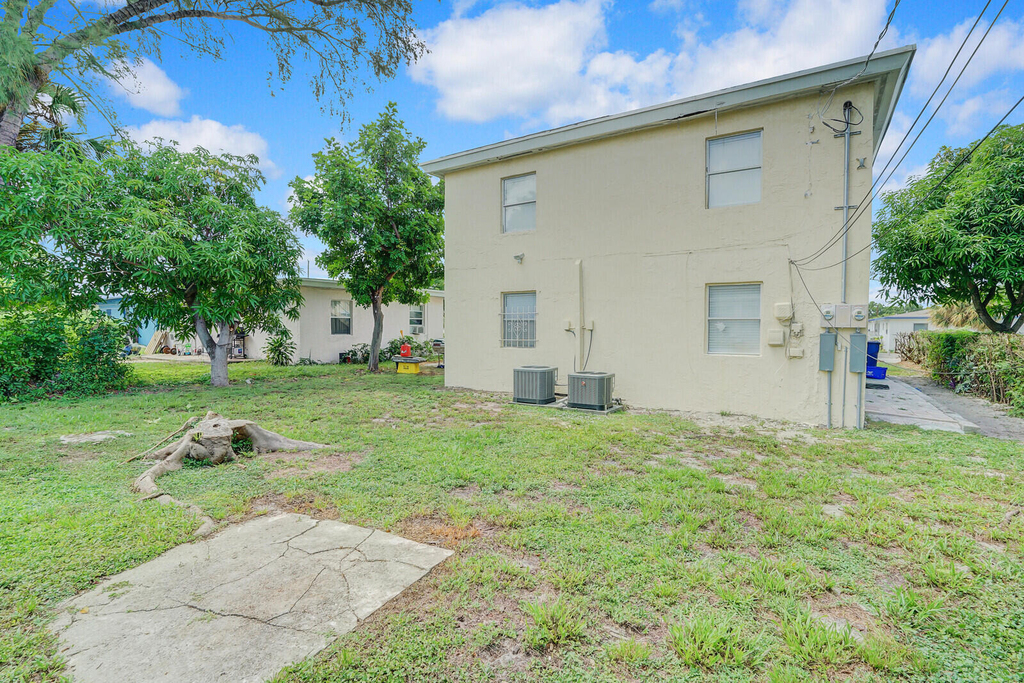 1225 W 10th Street - Photo 12
