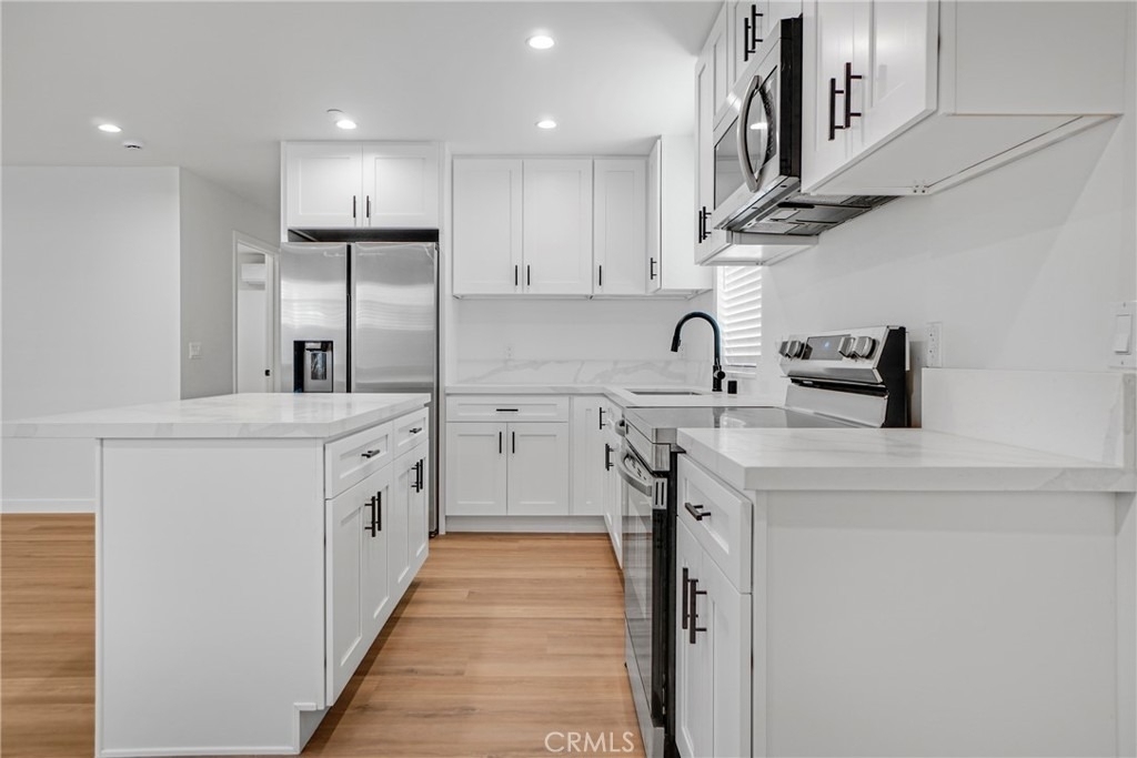 16120 Haynes Street - Photo 5