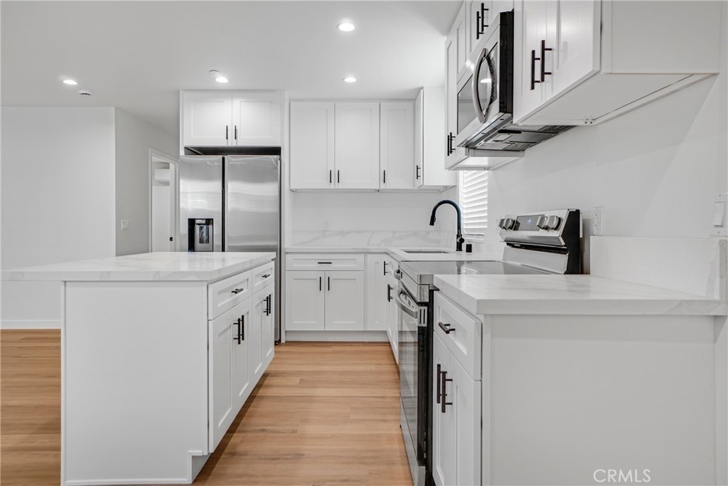 16118 Haynes Street - Photo 5