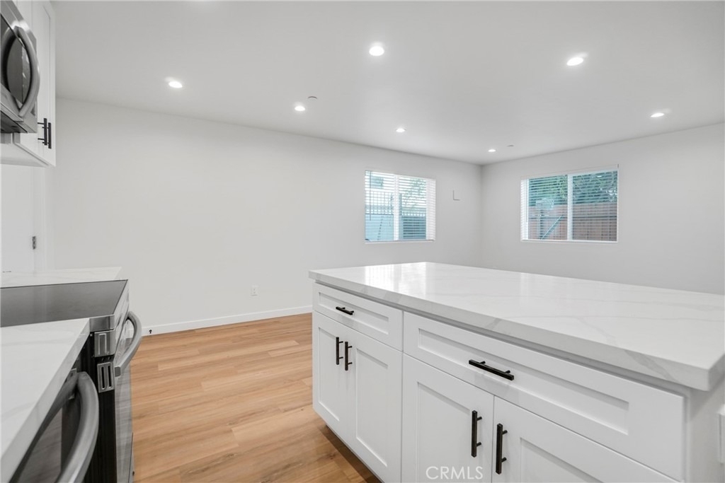 16118 Haynes Street - Photo 8