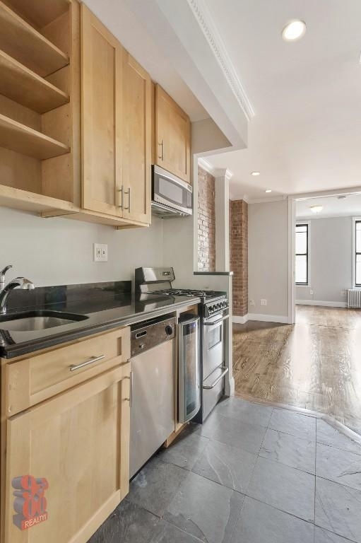 Tenth Avenue - Photo 1