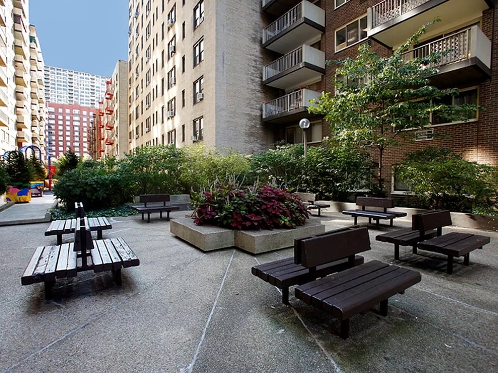 West 96th Street - Photo 12