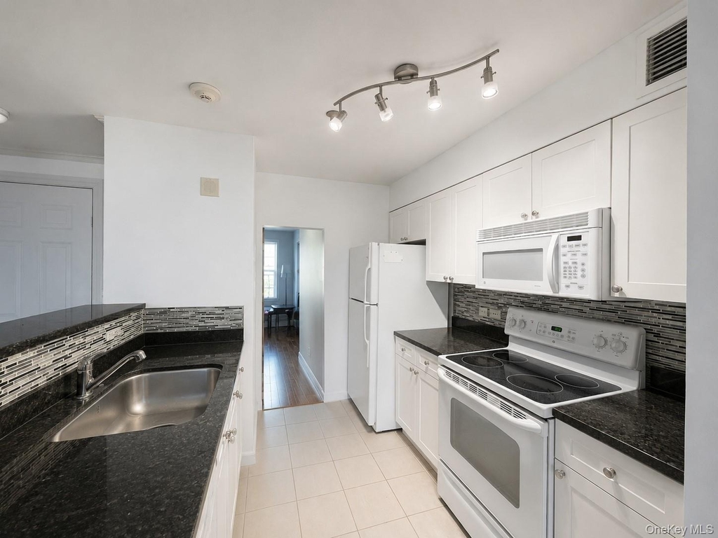 300 Mamaroneck Avenue - Photo 2