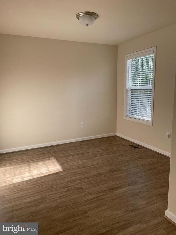 395 Shorewood Dr - Photo 3