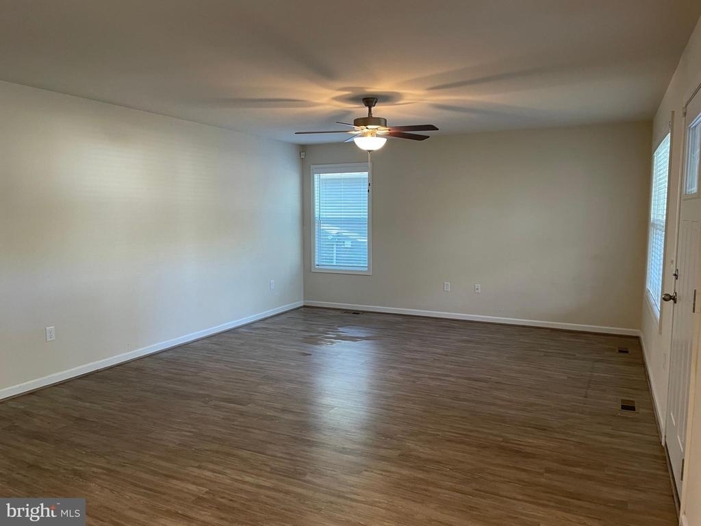 395 Shorewood Dr - Photo 4