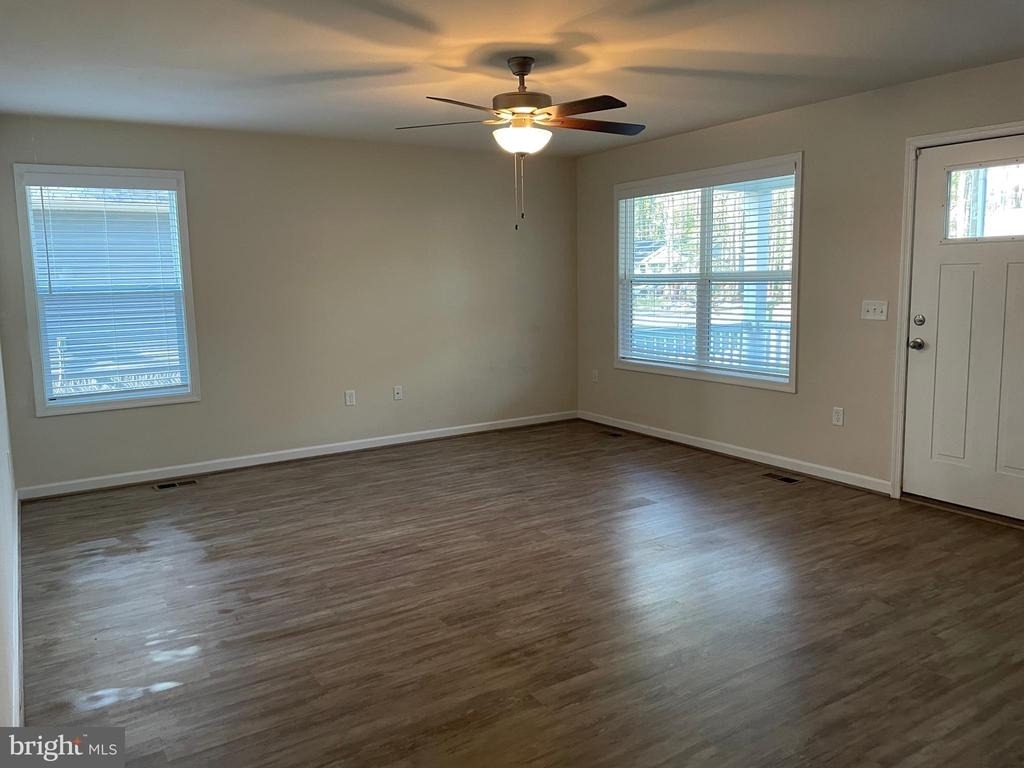 395 Shorewood Dr - Photo 2