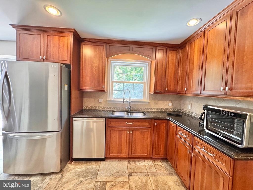 2026 Admiral Drive - Photo 5
