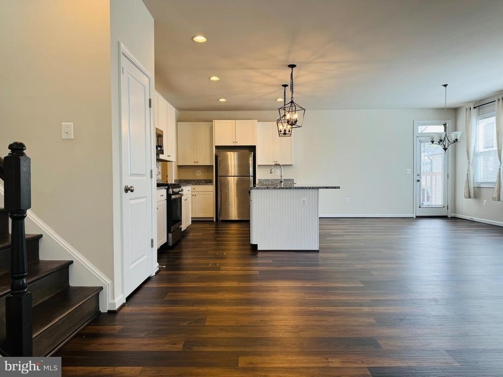 454 Coastal Avenue - Photo 3
