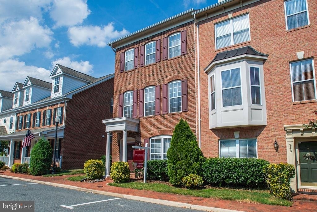 750 Monument Avenue - Photo 0