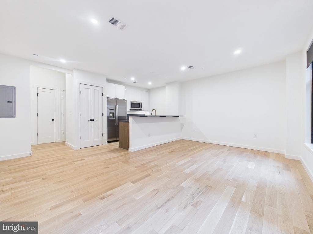 1128 Walnut Street - Photo 2