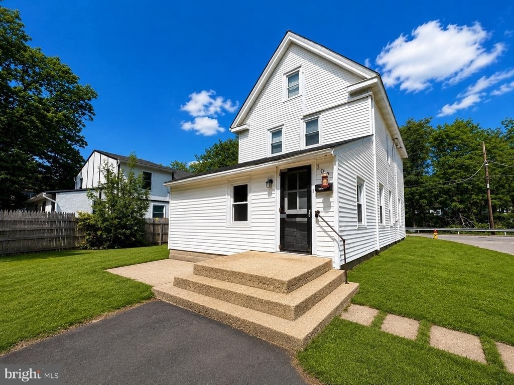 102 Montgomery Avenue - Photo 0