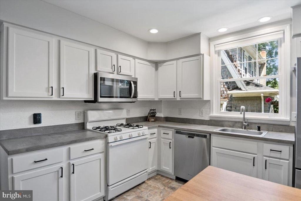 158 Lafayette Road - Photo 16