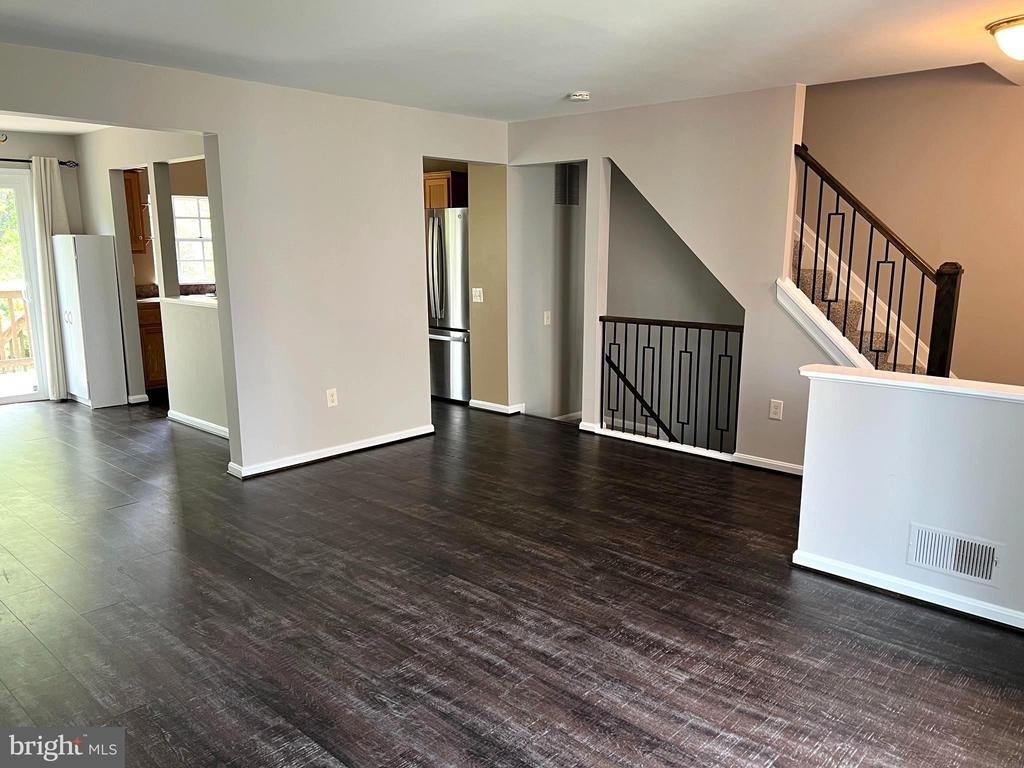 1679 Colonial Way - Photo 2