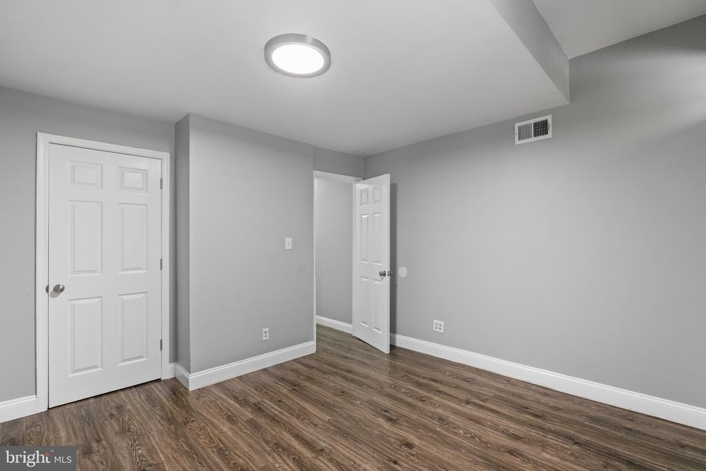 823 Newington Avenue - Photo 7