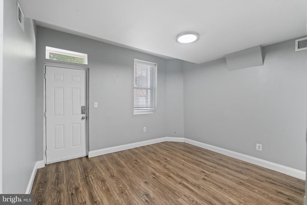 823 Newington Avenue - Photo 8