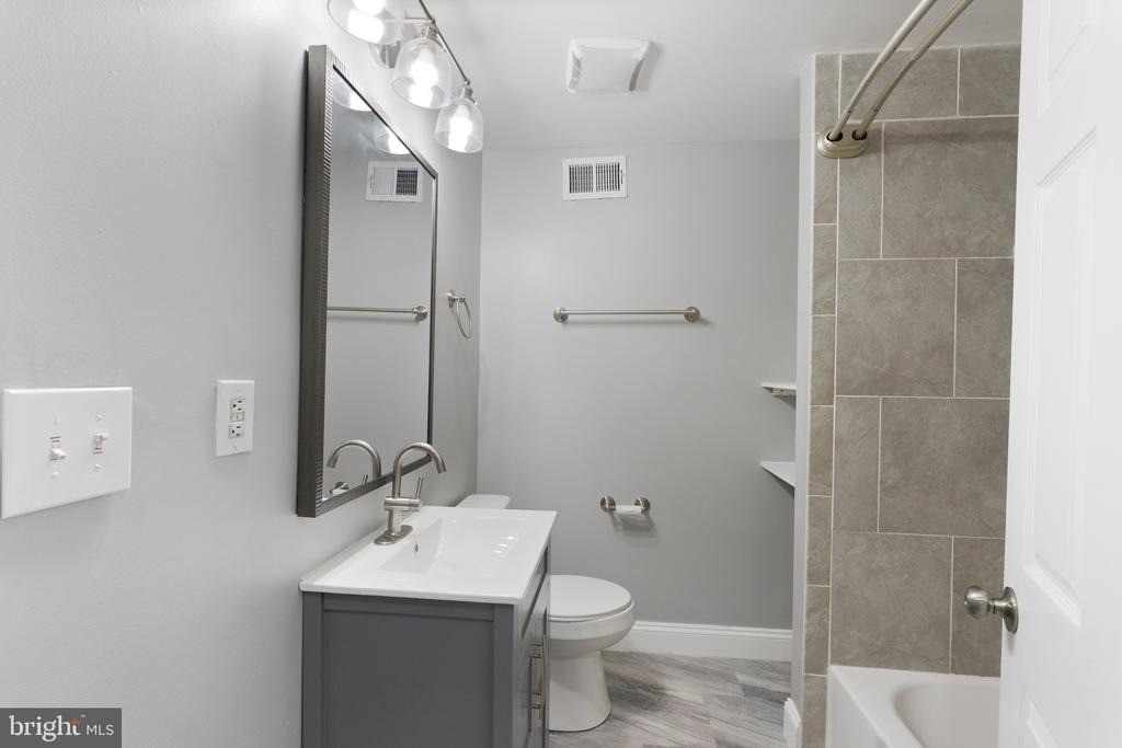 823 Newington Avenue - Photo 10