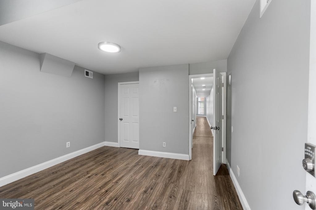 823 Newington Avenue - Photo 9