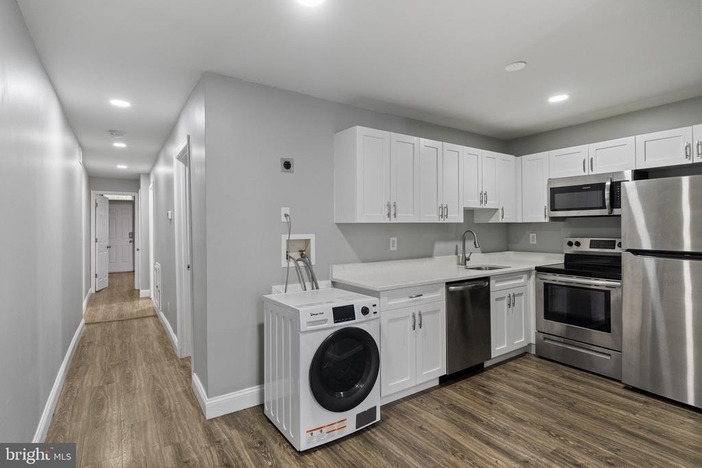 823 Newington Avenue - Photo 2