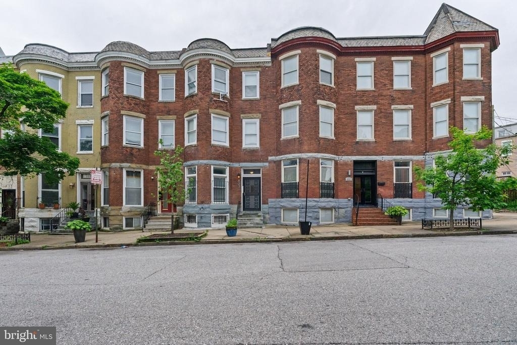 823 Newington Avenue - Photo 12