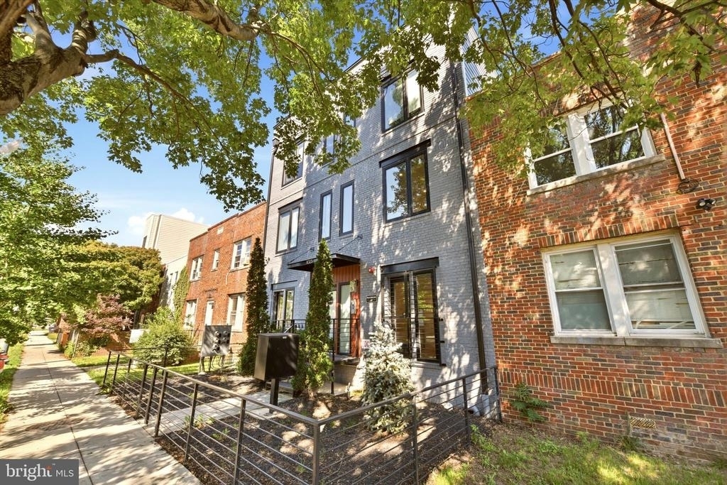 1023 16th Street Ne - Photo 1