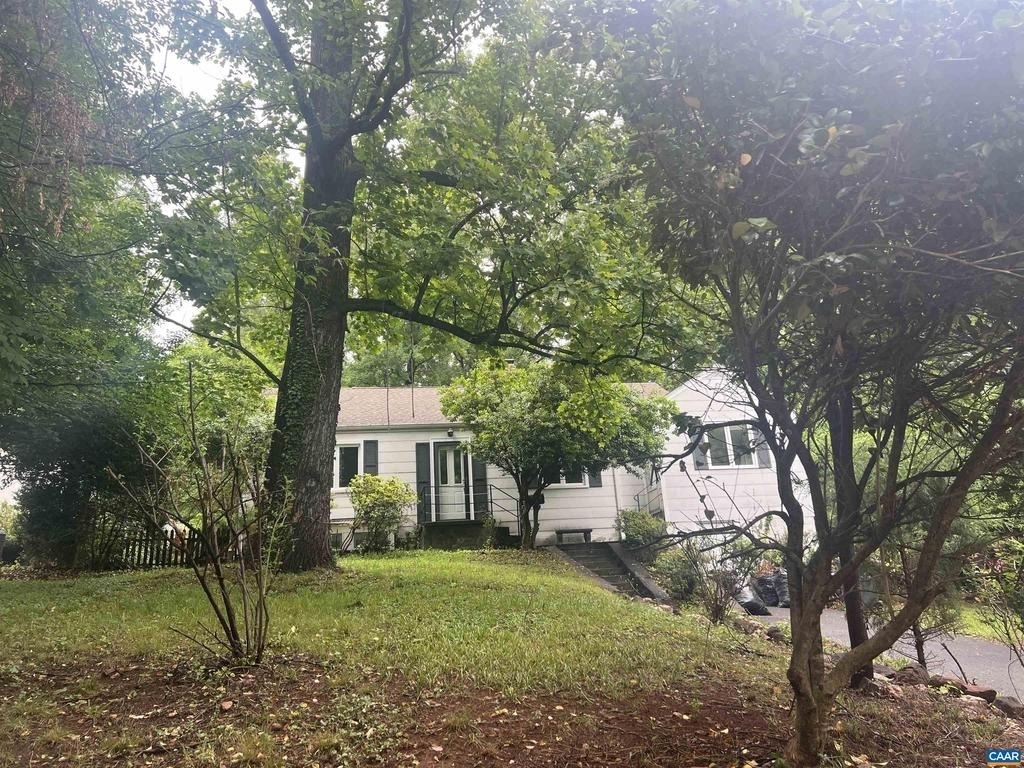 1429 Gentry Ln - Photo 0
