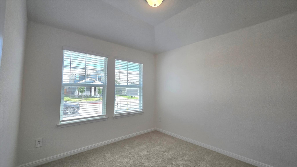 122 Holmby Dr - Photo 2