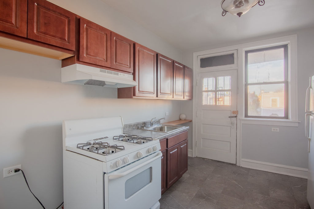 8229 S Vernon Avenue - Photo 3