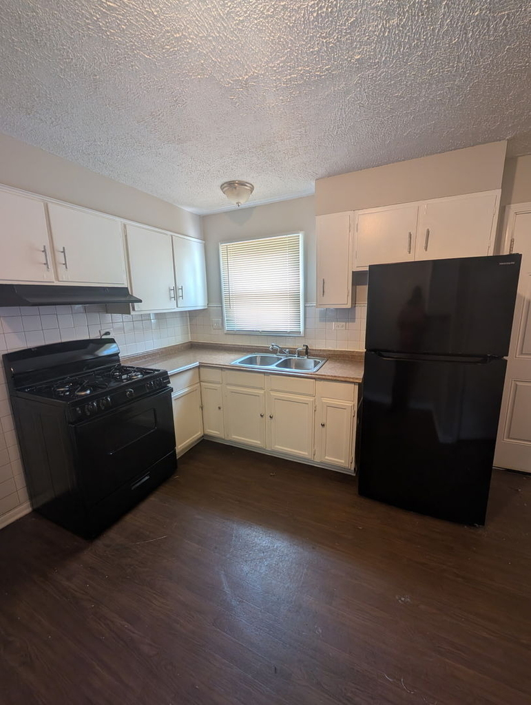 14610 Blackstone Avenue - Photo 2
