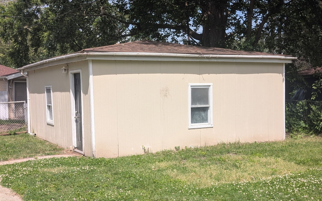 14610 Blackstone Avenue - Photo 1