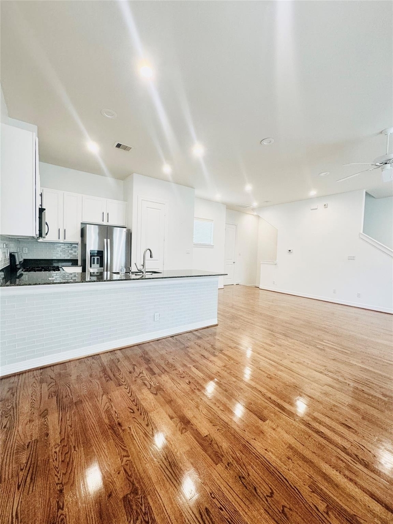 3846 Center Street - Photo 2