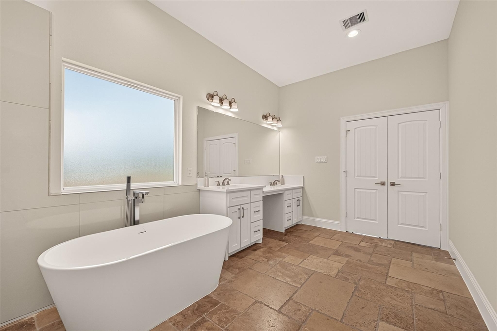 2211 Silverbonnet Street - Photo 32