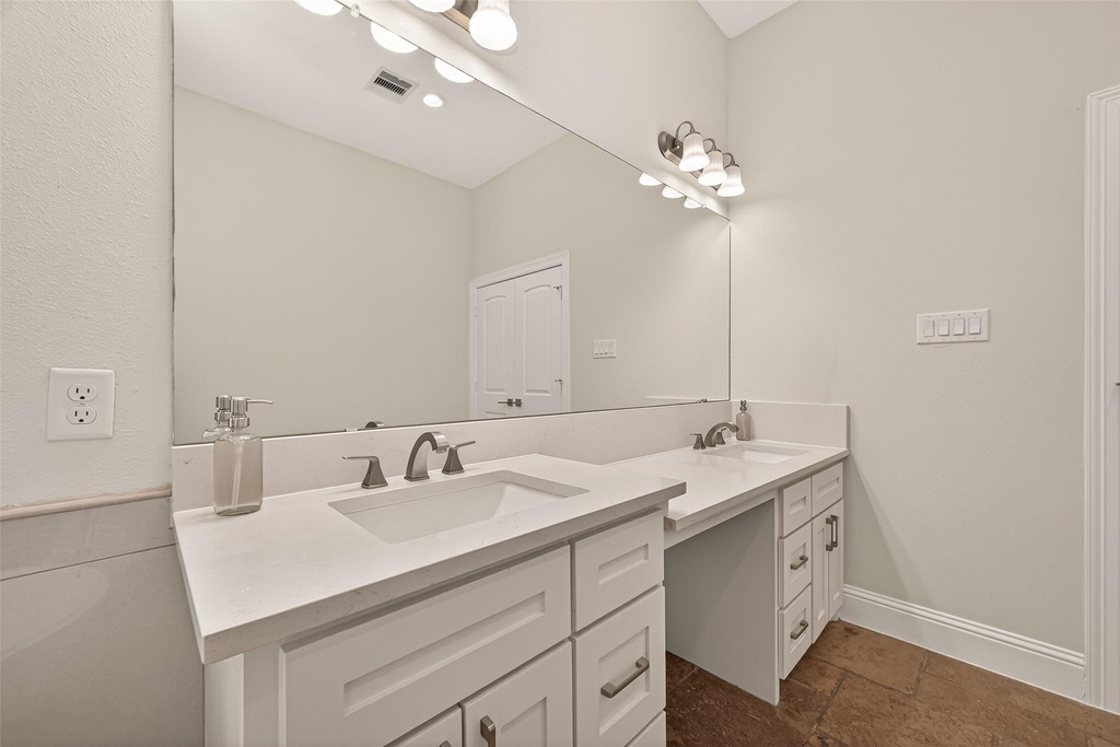 2211 Silverbonnet Street - Photo 33