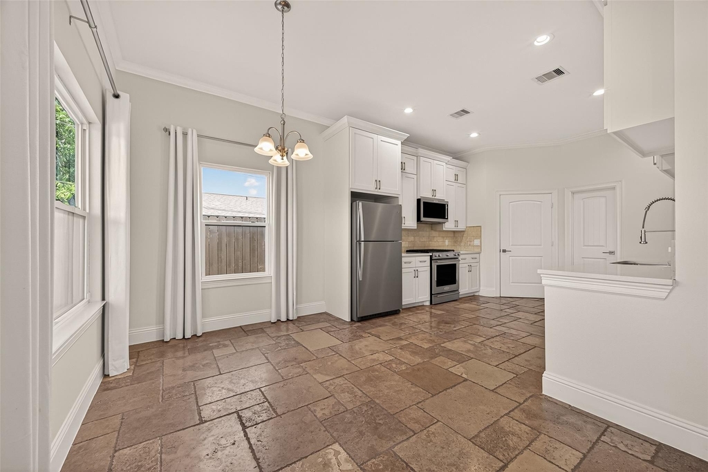 2211 Silverbonnet Street - Photo 10