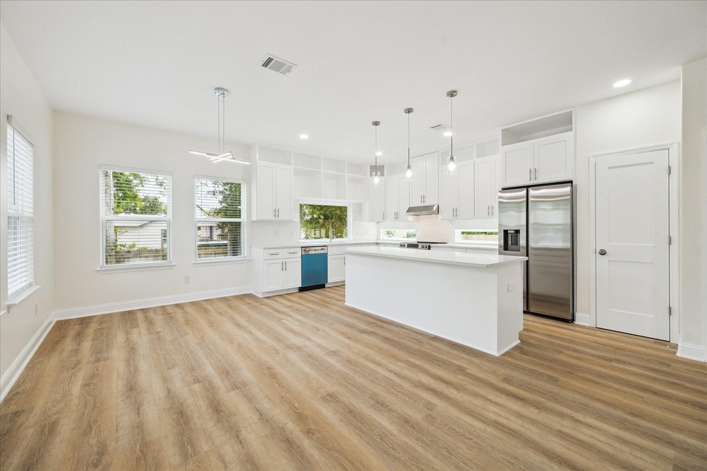 901 E 37th Street - Photo 5