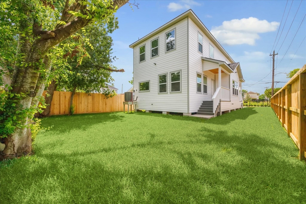 901 E 37th Street - Photo 18