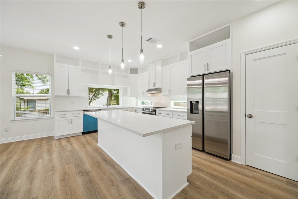 901 E 37th Street - Photo 6