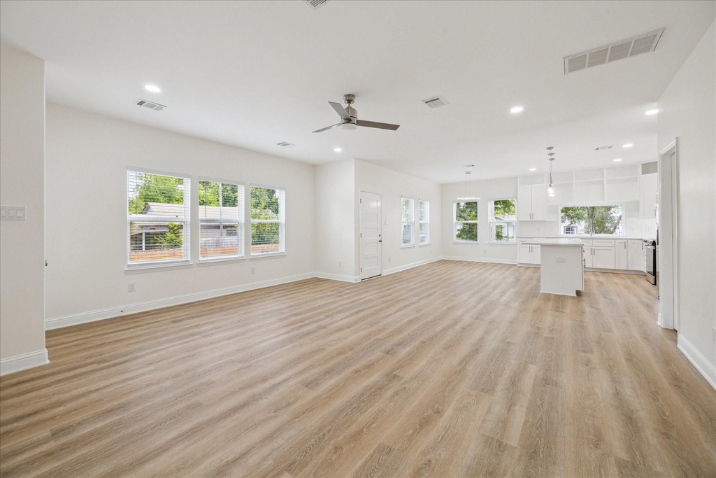 901 E 37th Street - Photo 4