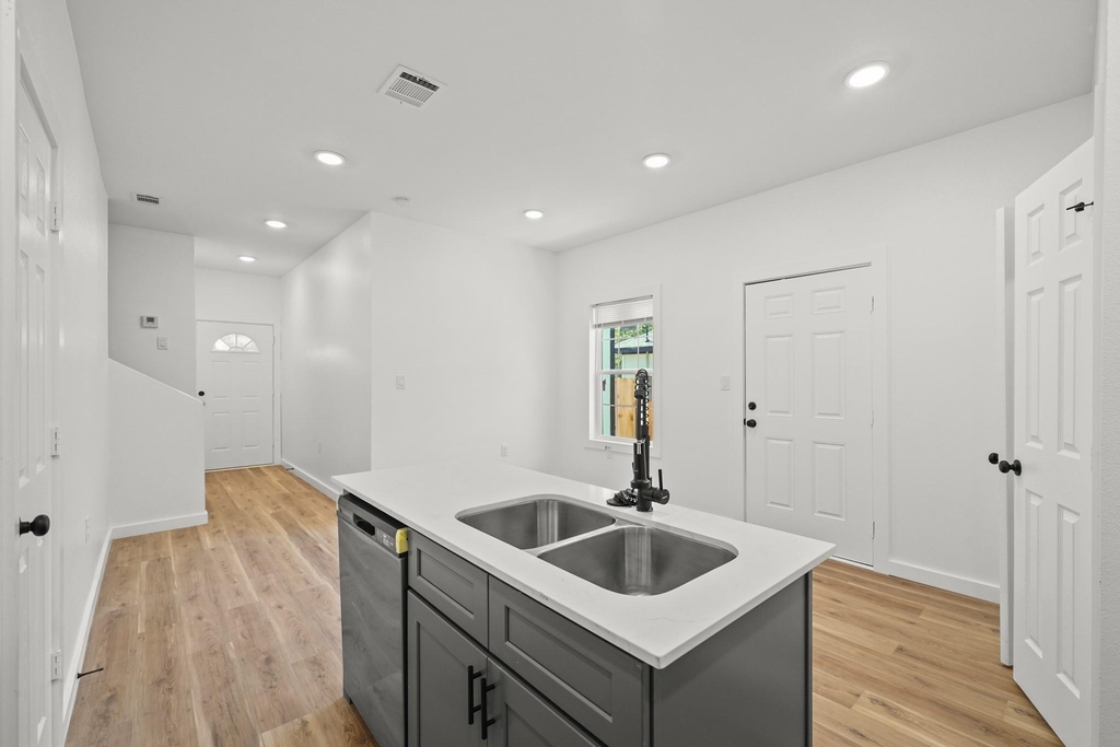 1512 W Blum Street - Photo 16