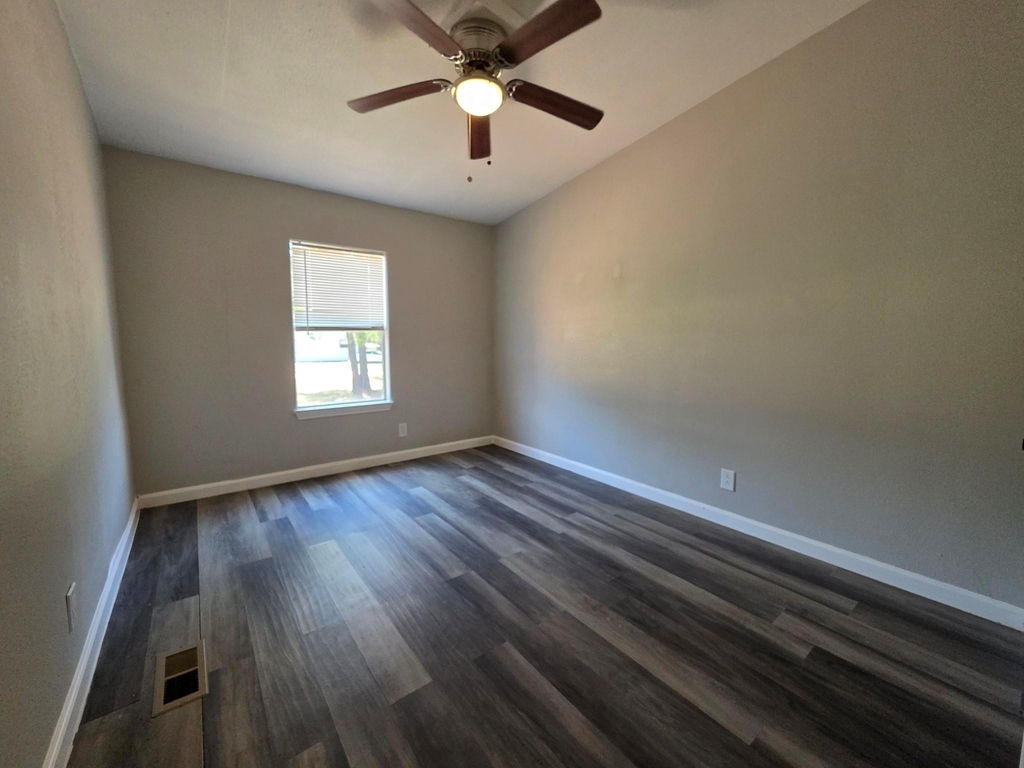 12121 Old County Road - Photo 15