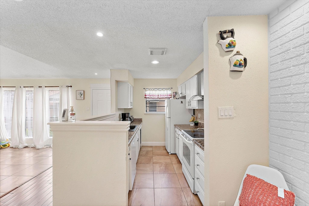 2419 Briarwest Boulevard - Photo 4
