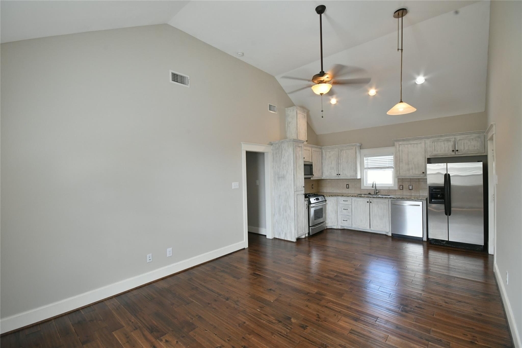 536 Columbia - Photo 0