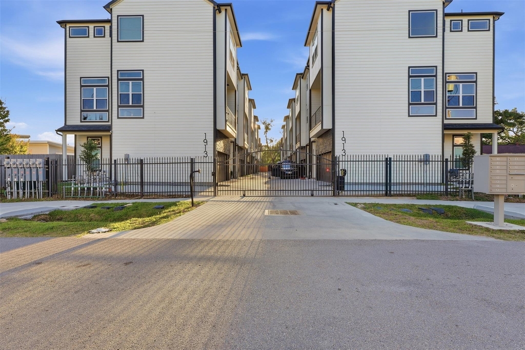 1913 Hoskins Drive - Photo 36