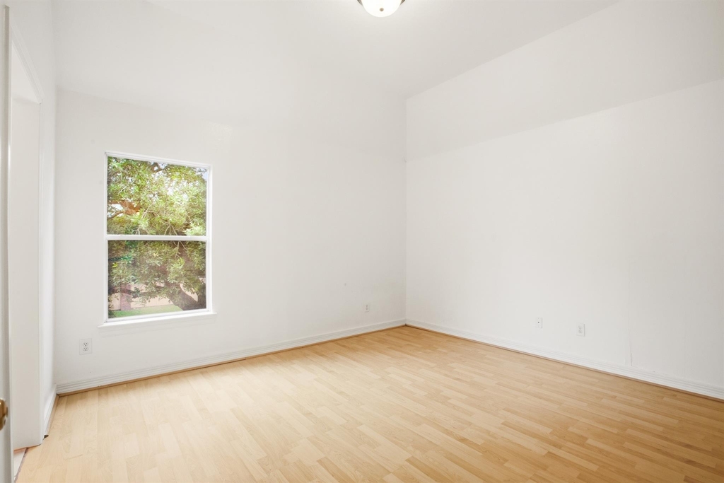 1322 Kirby Lake Court - Photo 32